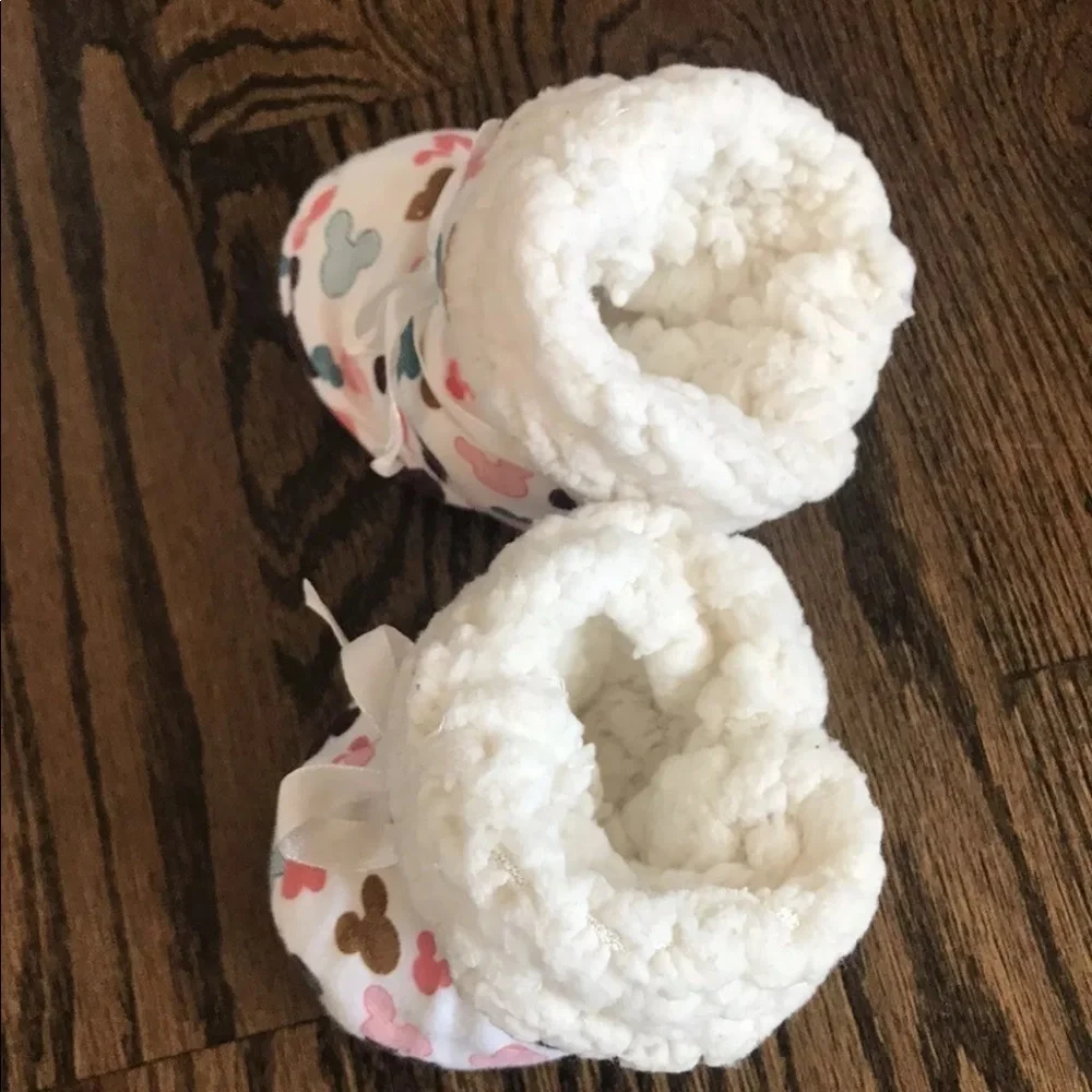 Disney baby shoes sz 0-6 mo Cotton Mickey Mouse Print